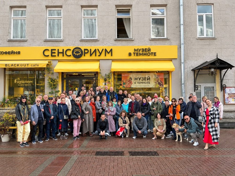 Команда у входа в музей «Сенсориум» на Арбате